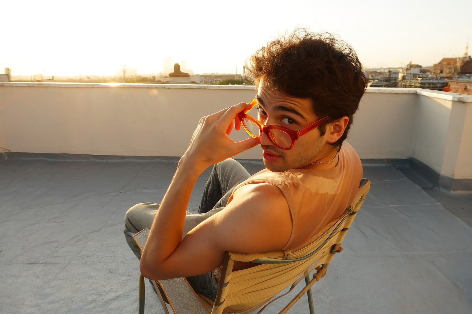 foto di un ragazzo seduto su una sedia che guarda verso la camera